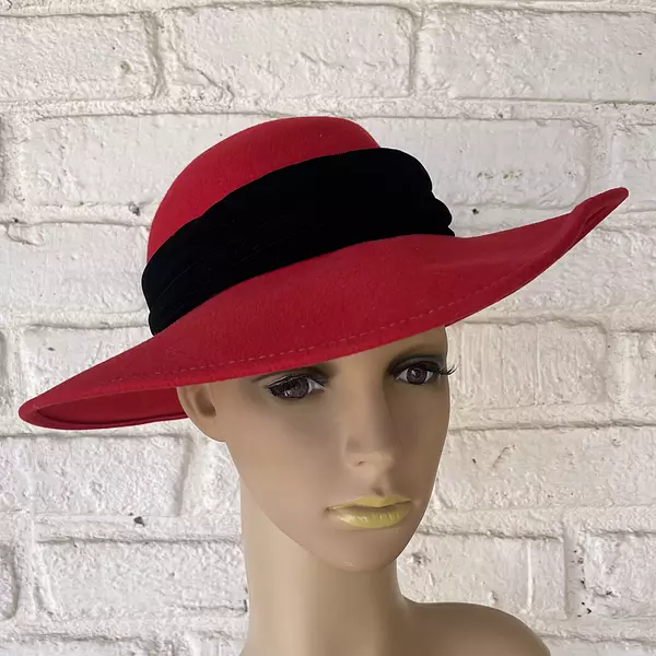 Sombrero Fieltro Rojo Con Cinta De Terciopelo U.S.A. 1980