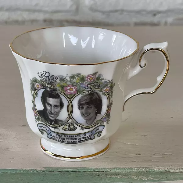 Taza Carlos Diana Elizabethan Staffordshire Inglaterra1981