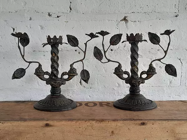 Pareja De Candelabros De Bronce Antiguo