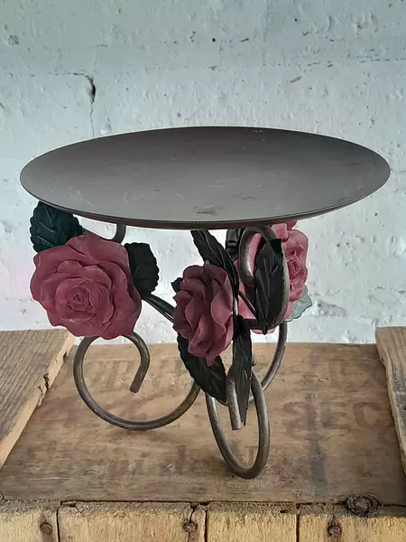 Soporte Metálico Y Rosas De Resina