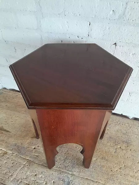 Mesa Auxiliar De Estilo Morisco Hexagonal 1960