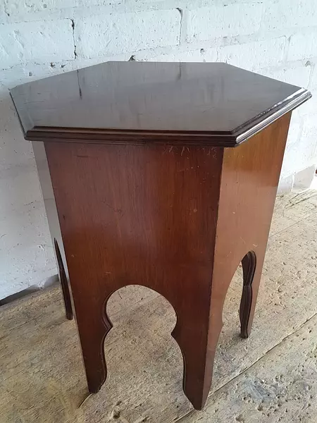 Mesa Auxiliar De Estilo Morisco Hexagonal 1960