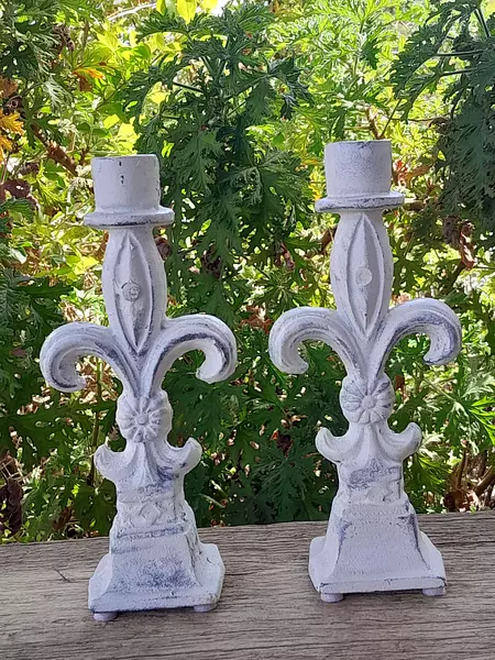 Pareja De Candelabros Flor De Lis