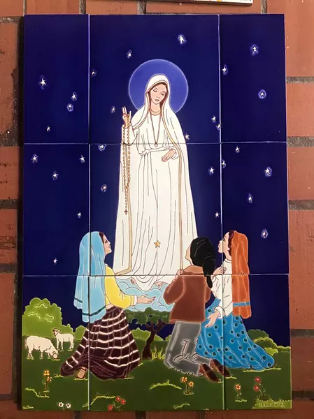 Virgen De Fátima Sobre Baldosa 40 X 60 Cm.