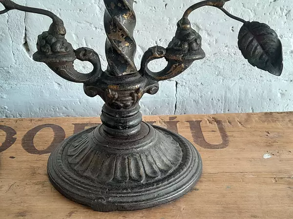 Pareja De Candelabros De Bronce Antiguo