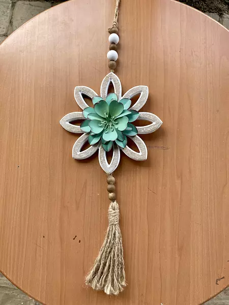 Flor Tallada En Madera Con Aplique Metálico