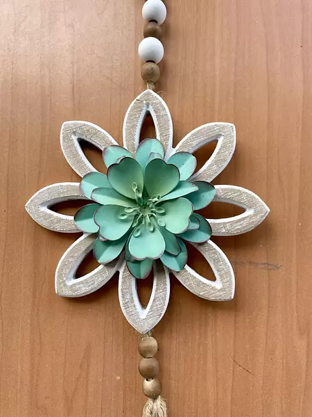 Flor Tallada En Madera Con Aplique Metálico