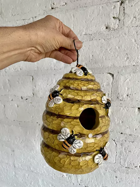 Figura De Colmena Con Abejas En Resina