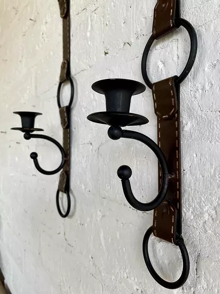 Pareja De Candelabros Metálicos Con Forma De Correa Cuero