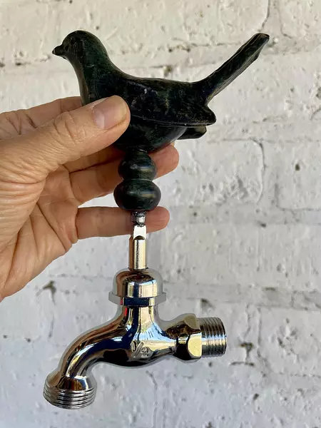 Llave Para Tubo De Agua Con Pájaro De Bronce