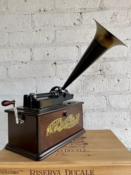 Réplica Reciente De Un Fonógrafo Edison De 1902 - China 1983