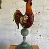 Gallo Sobre Pedestal