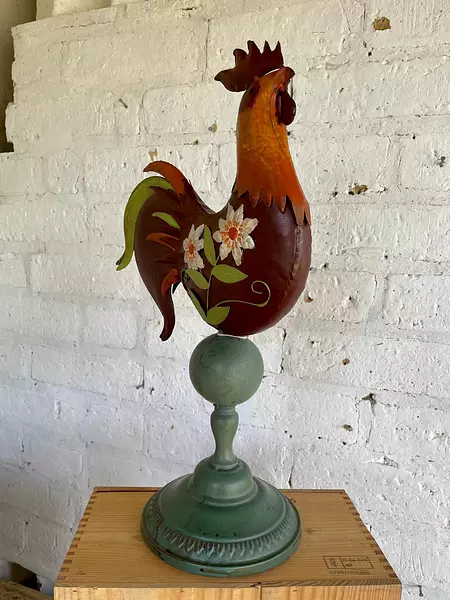 Gallo Sobre Pedestal