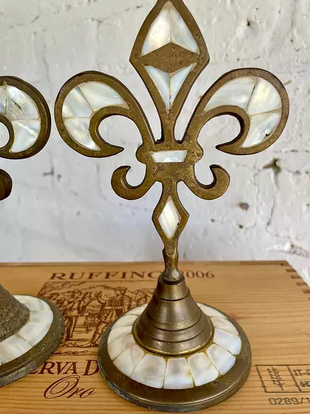 Candelabros Flor De Lis En Bronce Y Nácar - India 1970