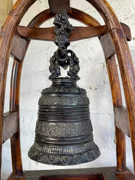 Campana De Bronce Budista Con Soporte - Indonesia S Xix