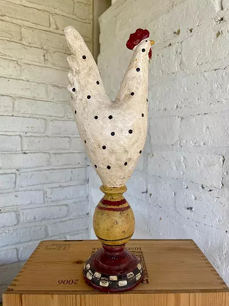 Figura De Gallina Sobre Pedestal