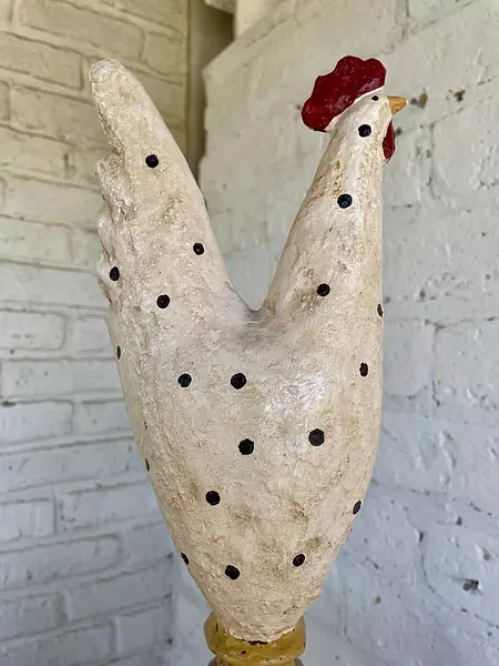 Figura De Gallina Sobre Pedestal