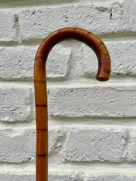 Bastón Antiguo De Bambú Con Mango Curvado.