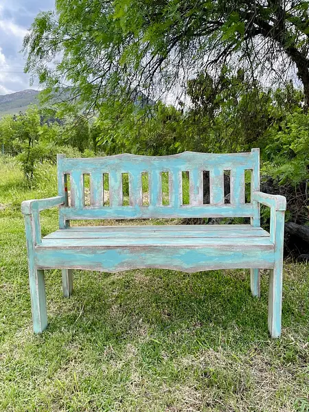 Escaño De Madera Vintage Tiene La Pintura Desgastada