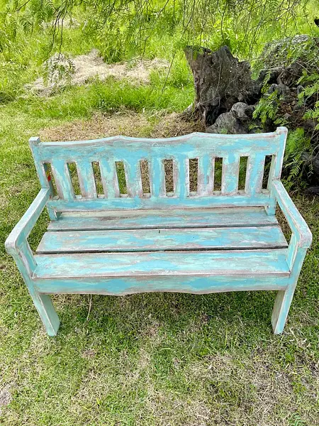 Escaño De Madera Vintage Tiene La Pintura Desgastada