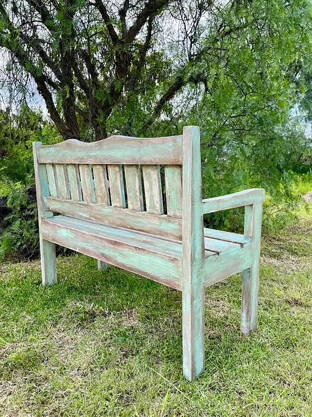 Escaño De Madera Vintage Tiene La Pintura Desgastada