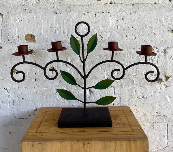 Candelabro De Mesa Sobre Base Y Hojas