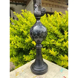 Gallo Sobre Globo Con Pedestal En Resina