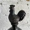 Gallo Sobre Globo Con Pedestal En Resina