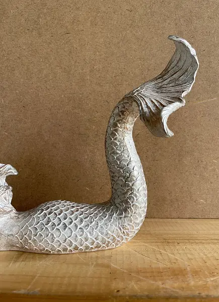 Sirena De Resina Con Apariencia Metálica