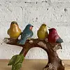 Figura De 4 Pájaros Posados Sobre Un Tronco