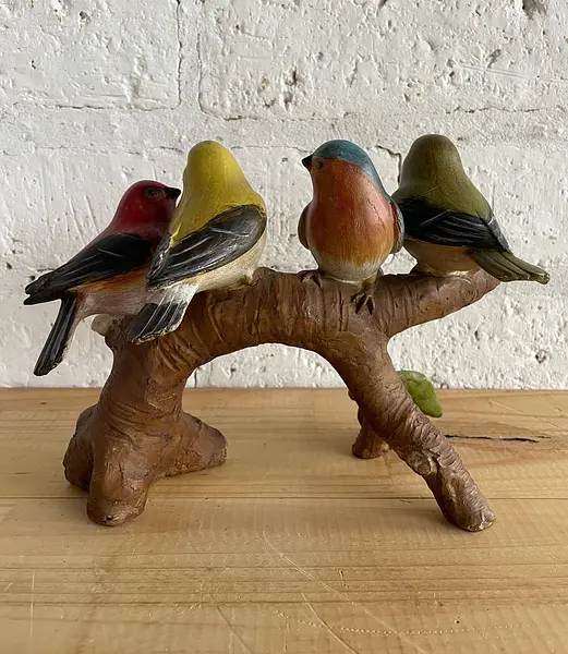 Figura De 4 Pájaros Posados Sobre Un Tronco