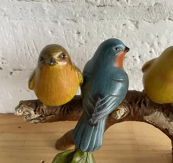 Figura De 4 Pájaros Posados Sobre Un Tronco