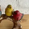 Figura De 4 Pájaros Posados Sobre Un Tronco