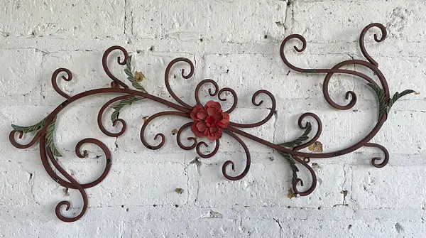Aplique Pared Con Arabescos Y Flor En El Centro