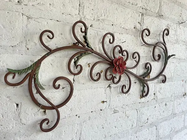 Aplique Pared Con Arabescos Y Flor En El Centro