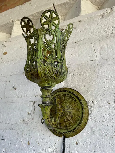 Lámpara De Pared En Metal Fundido