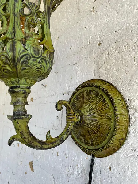 Lámpara De Pared En Metal Fundido