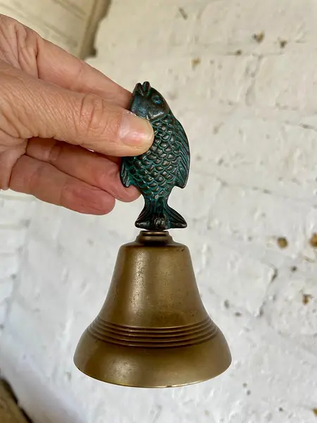 Campana De Mano Con Un Pez Como Mango