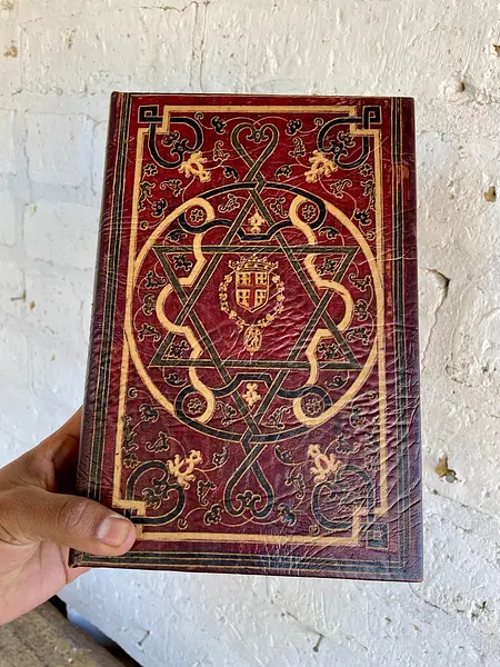 Caja Con Forma De Libro Antiguo - China 2000
