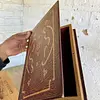 Caja Con Forma De Libro Antiguo - China 2000