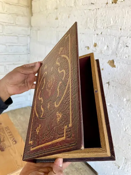 Caja Con Forma De Libro Antiguo - China 2000