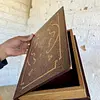 Caja Con Forma De Libro Antiguo - China 2000