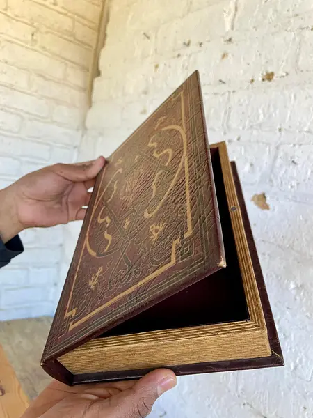 Caja Con Forma De Libro Antiguo - China 2000