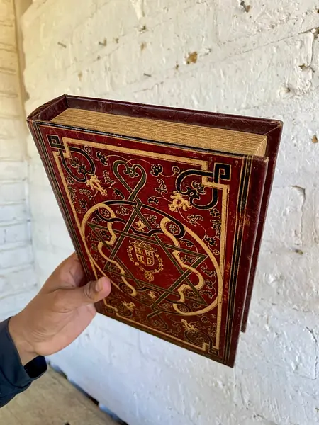 Caja Con Forma De Libro Antiguo - China 2000