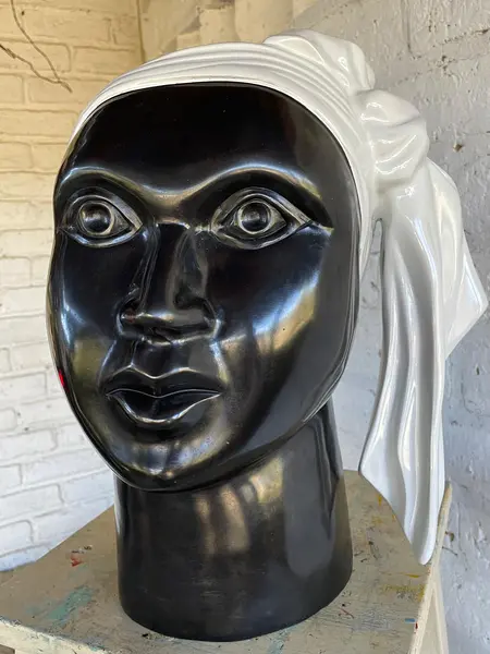 Escultura "Zenaida" De Ana Mercedes Hoyos - Colombia 2014