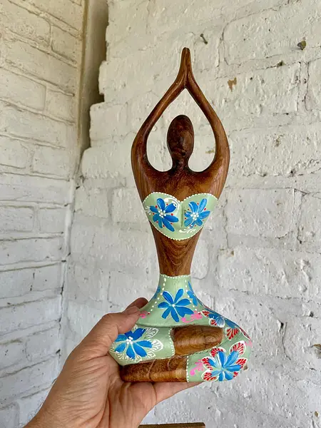 Figura De Mujer Practicando Yoga - Indonesia 2005