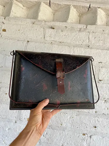 Buzón En Forma De Maleta Antigua - India 1985