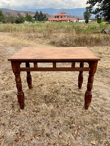 Mesa Clásica Y Patas Torneadas