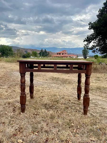 Mesa Clásica Y Patas Torneadas