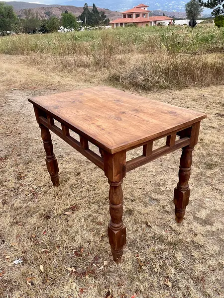 Mesa Clásica Y Patas Torneadas